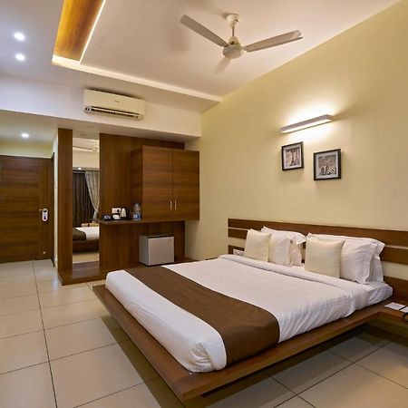 Hotel 3 Leaves Kolhapur Exterior photo