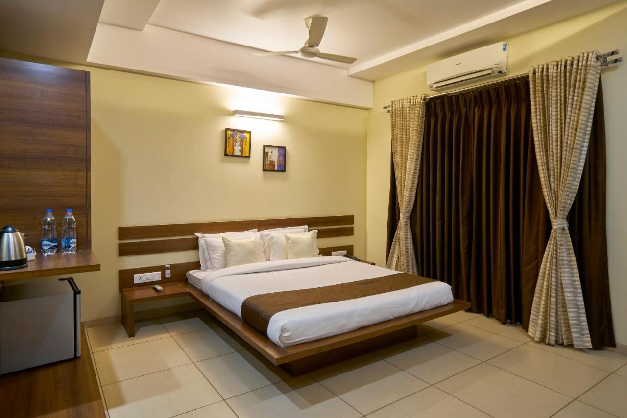 Hotel 3 Leaves Kolhapur Exterior photo