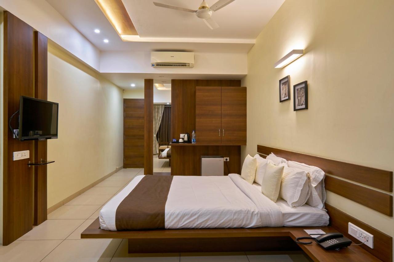 Hotel 3 Leaves Kolhapur Exterior photo